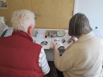 231007OD 41 Janet Huckle dating a photo